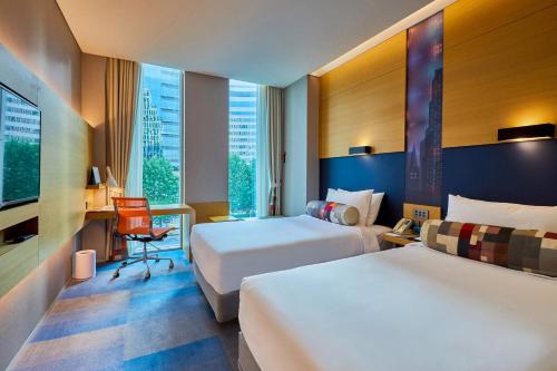 首爾的住宿－首爾江南雅樂軒酒店，酒店客房配有两张床和一张书桌
