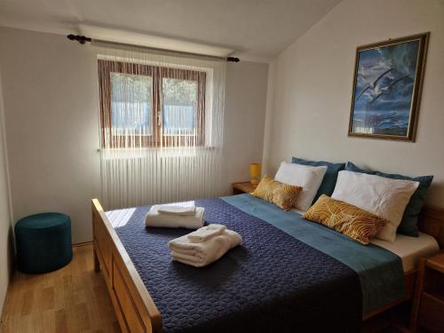 - une chambre avec un lit et 2 serviettes dans l'établissement Hidden Pearl, à Luka