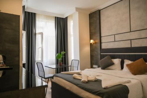 1 dormitorio con 1 cama grande y cabecero negro en La Pazza Suites en Estambul