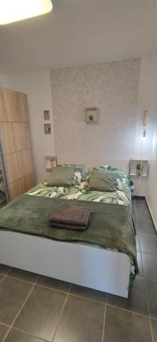 un dormitorio con una cama con un bolso en Appart paisible, propre et accueillant, en Pers-Jussy