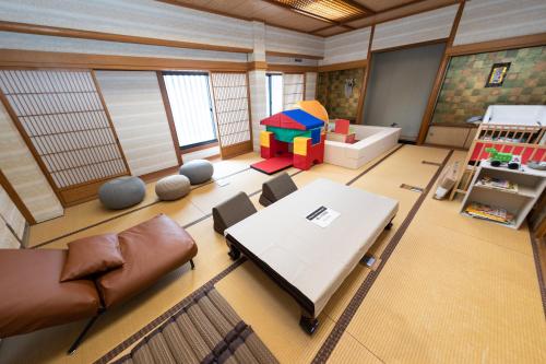 an overhead view of a living room with a table and chairs at azamianassobo in Asso