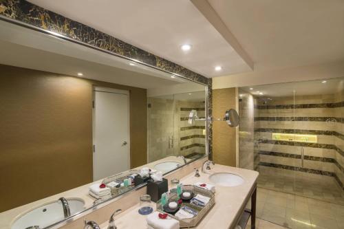un bagno con due lavandini e un grande specchio di Sheraton Santo Domingo a Santo Domingo
