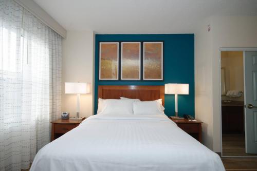 ein Schlafzimmer mit einem großen weißen Bett und zwei Lampen in der Unterkunft Residence Inn Rochester Mayo Clinic Area in Rochester