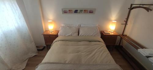 a bedroom with a bed with two lamps on two tables at Hermoso apartamento en Cdad de Bs As in Buenos Aires