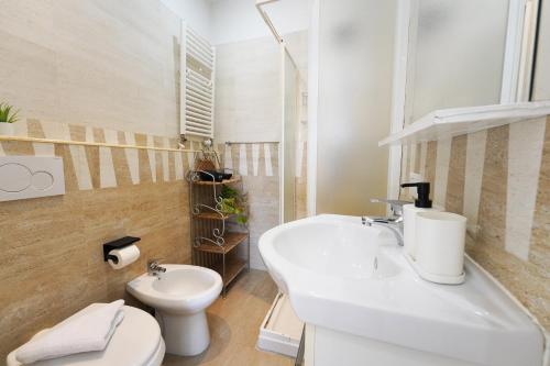 a bathroom with a white sink and a toilet at Key Rome Center in Rome