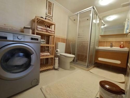 a bathroom with a washing machine and a toilet at Tarihi mekanlara metro ile ulaşım, Avm'lere Yakın in Istanbul