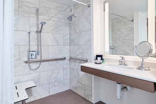 Bilik mandi di Sheraton Jacksonville Hotel