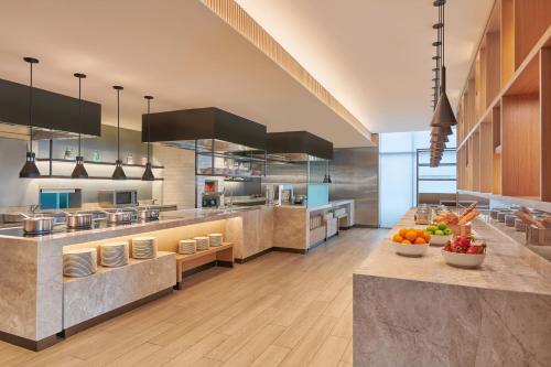 Courtyard by Marriott Penangにあるキッチンまたは簡易キッチン