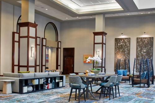 Χώρος καθιστικού στο Renaissance Mobile Riverview Plaza Hotel