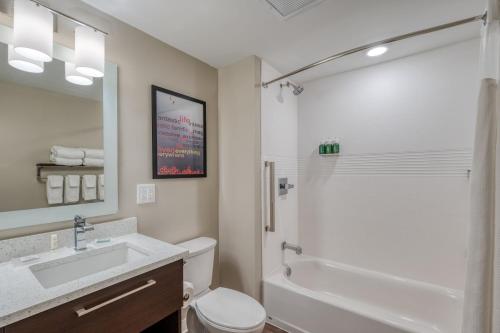 uma casa de banho com um WC, um lavatório e um chuveiro em TownePlace Suites by Marriott Indianapolis Airport em Indianápolis