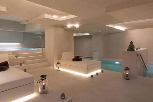 斯科普里的住宿－斯科普里萬豪酒店，客房设有游泳池和浴缸。