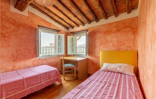 1 dormitorio con 2 camas, escritorio y ventanas en Cozy Home In Orbicciano With Wifi, en Monsagrati