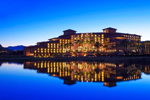 un bâtiment dont les lumières réfléchissent dans l'eau dans l'établissement The Westin Lake Las Vegas Resort & Spa, à Las Vegas