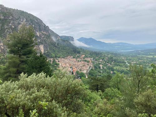 a view of a town in a mountain valley at Zofia appartements - Duplex avec terrasse #2 in Moustiers-Sainte-Marie