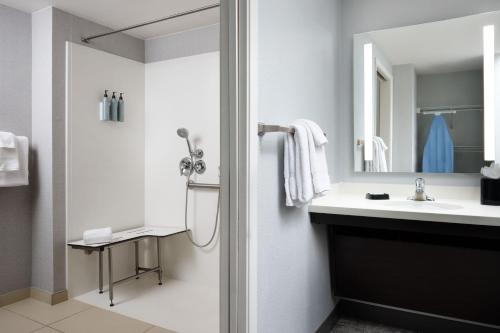y baño con lavabo y espejo. en Residence Inn by Marriott Los Angeles Redondo Beach, en Redondo Beach