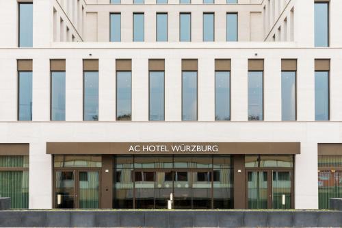 un edificio de oficinas con un cartel que diga que se retira de un hotel en AC Hotel by Marriott Wuerzburg en Würzburg