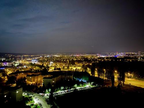 widok na miasto w nocy z oświetleniem w obiekcie Emihouse Skyline Apartments w mieście Rzeszów