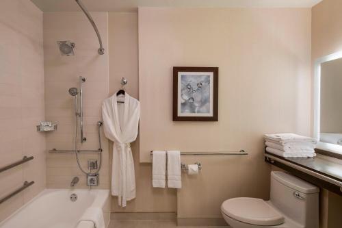 La salle de bains est pourvue d'une baignoire, de toilettes et d'une douche. dans l'établissement The Westin New York Grand Central, à New York