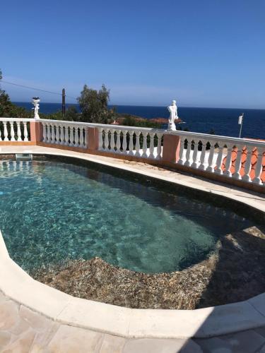 une piscine avec l'océan en arrière-plan dans l'établissement Villa Elisabeth Saint-Raphaël, à Saint-Raphaël