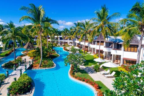 een luchtzicht op een resort met palmbomen bij Sheraton Denarau Villas in Denarau