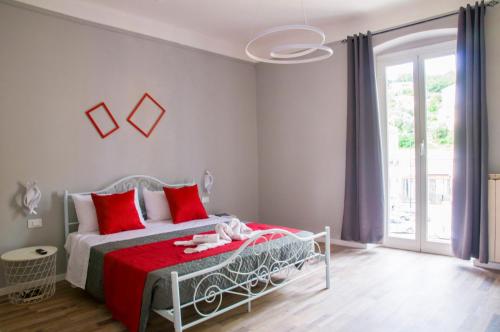 1 dormitorio con 1 cama con almohadas rojas en DREAM STATION 5TERRE, en La Spezia