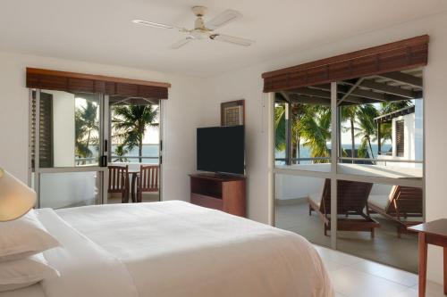 丹那勞島的住宿－丹娜拉喜來登別墅酒店，卧室配有白色的床和电视。
