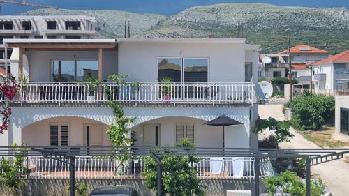 Luxa 5 min old town, 10 min airport