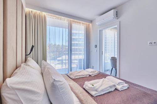 Postel nebo postele na pokoji v ubytování Wave - Sea Salt Apartment - Pools&SPA