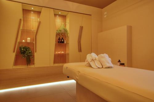 ein Bad mit Handtüchern auf einem Bett in einem Zimmer in der Unterkunft Hotel Palazzo del Garda & Spa in Desenzano del Garda