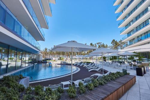 Bazén v ubytování Wave - Sea Salt Apartment - Pools&SPA nebo v jeho okolí