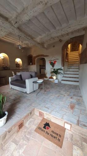基安奇安諾泰爾梅的住宿－Casa le Mura chianciano terme，带沙发和楼梯的客厅