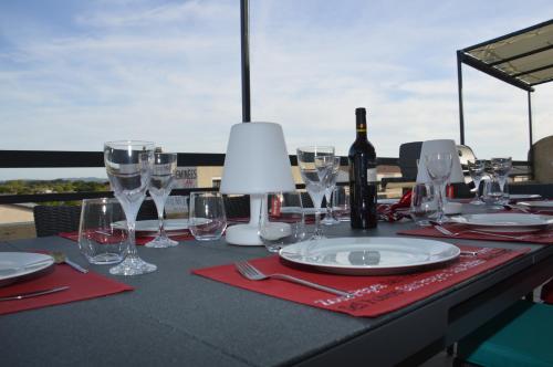 Un restaurante o sitio para comer en Appart Duplex Laennec