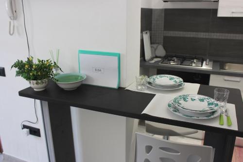 ポザーダにあるElsa e Anna Apartments - Comodi e Rilassanti Appartamentiのキッチン(食器、ボウルが入ったカウンター付)