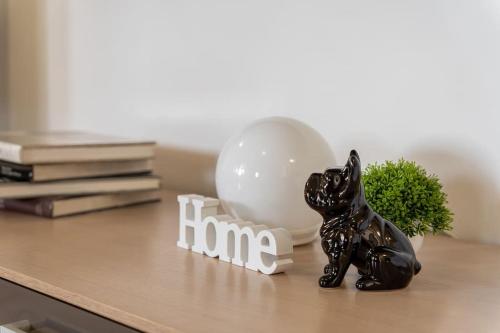 une figurine de chat noir assise sur une table avec un signe distinctif dans l'établissement [10min dalla Ghirlandina] Love and relax in Modena, à Modène