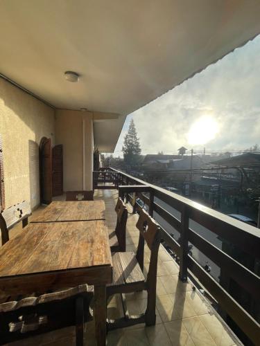 貝爾格拉諾將軍別墅的住宿－POSADA DEL CENTRO，阳台上配有两张木桌和椅子,享有美景。