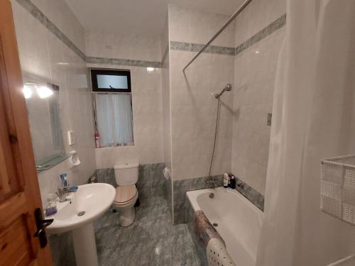 ein Badezimmer mit einem Waschbecken, einer Badewanne und einem WC in der Unterkunft Private Double Bedroom & private bathroom & shared kitchen in St Paul's Bay