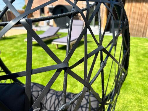 a batting cage with grass in the background at Pause Cachée in Walhain-Saint-Paul