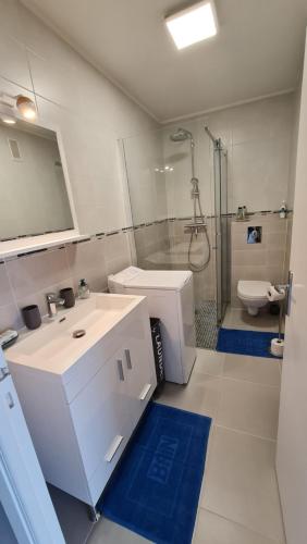 een badkamer met een douche, een wastafel en een toilet bij Golfe Juan Studio in Vallauris