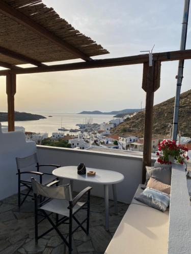 a balcony with a table and chairs and a view of the ocean at Juli’s Suites in Mérikhas