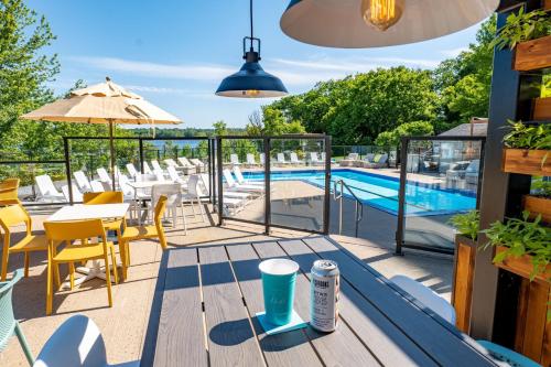 una terraza con mesa y sillas y una piscina en Delta Hotels by Marriott Fredericton en Fredericton