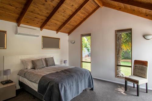 מיטה או מיטות בחדר ב-Mapua Fernz