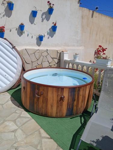 una bañera de hidromasaje en medio de un patio en La Rana Azul, en Vélez-Málaga