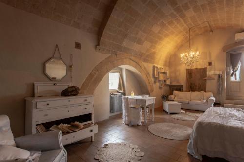 een woonkamer met een grote kamer met een boog bij Corte San Leonardo in Matera