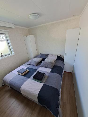 una camera da letto con un grande letto con cuscini sopra di Chalet Eben Haëzer a Rheezerveen