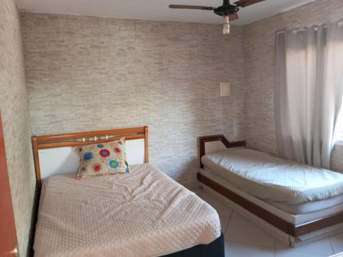 a bedroom with two twin beds and a window at Casa Temporada in Serra