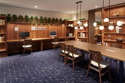 a conference room with a long table and chairs at Courtyard Montreal Midtown in Montréal