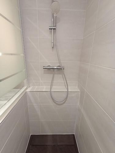 une douche avec pommeau de douche dans une salle de bain dans l'établissement Villa 3 chambres vue mer Valcros, à La Londe-les-Maures