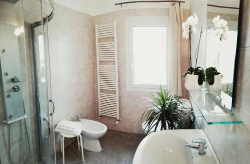 a bathroom with a sink and a shower and a toilet at Locanda Divinis in Cerea