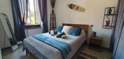 une chambre avec un lit avec des oreillers bleus dans l'établissement Chez Micka, à Carcassonne