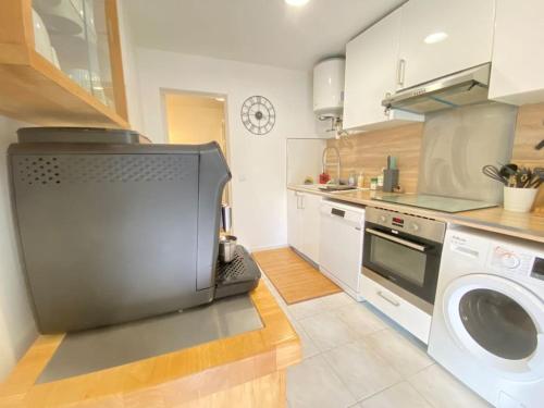 Kuchyň nebo kuchyňský kout v ubytování Maison avec jardin et jacuzzi proche Polytechnique